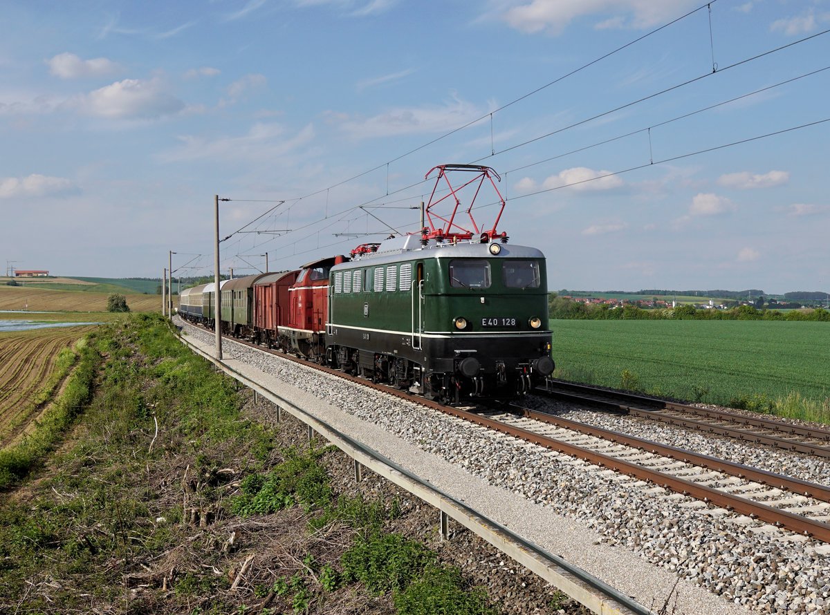Die E 40 128 und die 212 084 mit einem Leerreisezug am 24.05.2019 unterwegs bei Mirskofen.