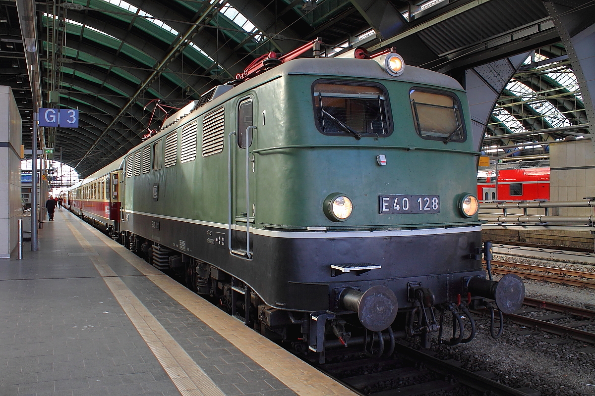 Die E 40 128 mit dem TEE „Rheingold“ ist nach mehrmaligen Rundfahrten im Berliner Umland am Abend des 18.04.2015 in Berlin Ostbahnhof angekommen.
