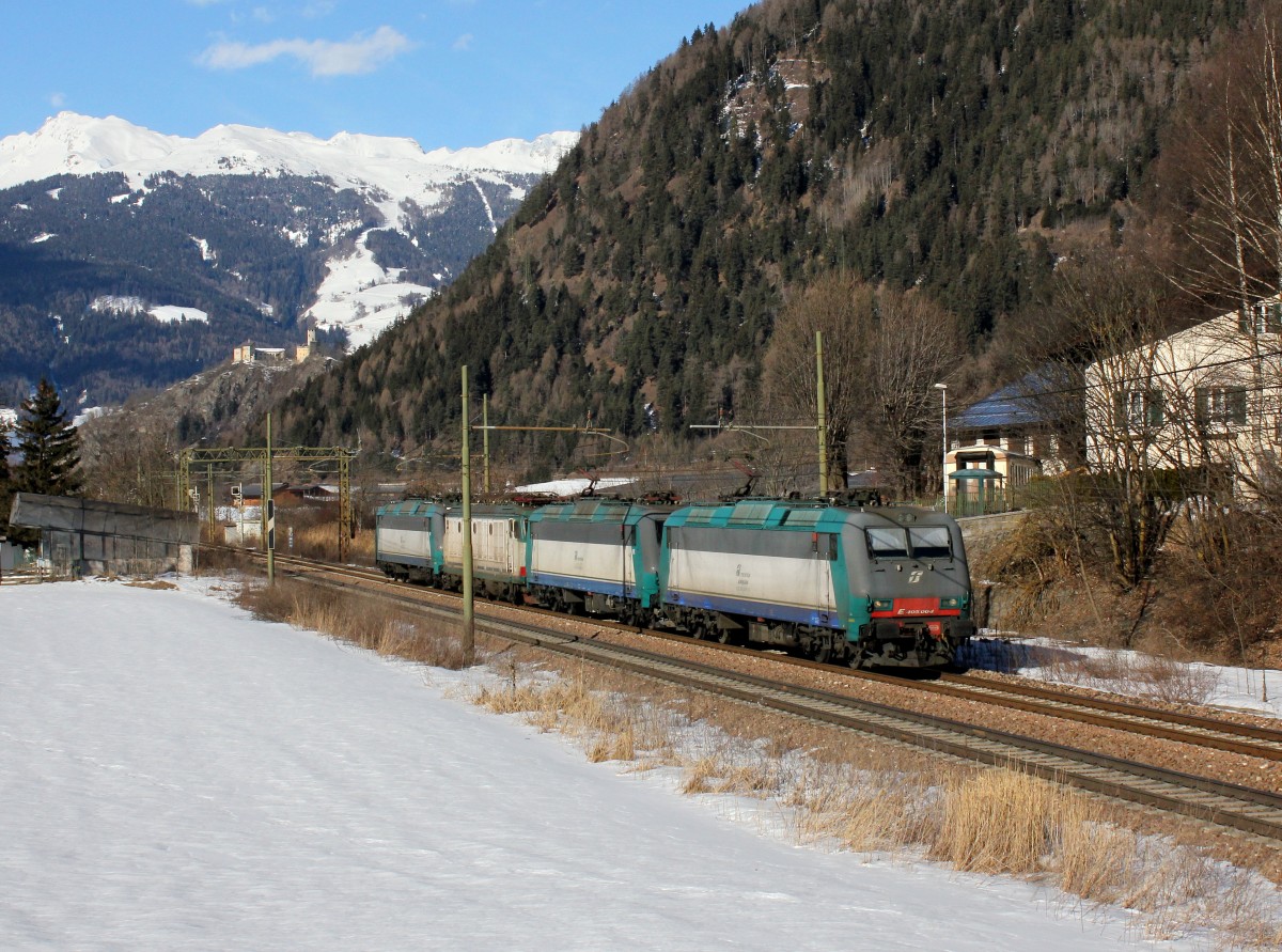 Die E 405 004, die E 405 028, die E 633 231 und die E 405 041 am 25.01.2014 unterwegs bei Campo die Trens.