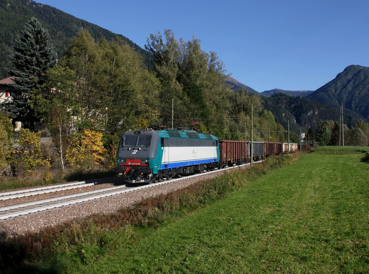 Die E 405 008 mit einem Schrottzug am 05.10.2016 unterwegs bei Campo di Trens.