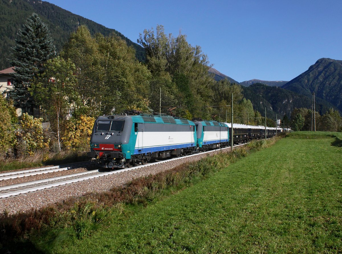 Die E 405 013 und die E 405 022 mit dem VSOE am 05.10.2016 unterwegs bei Campo di Trens.