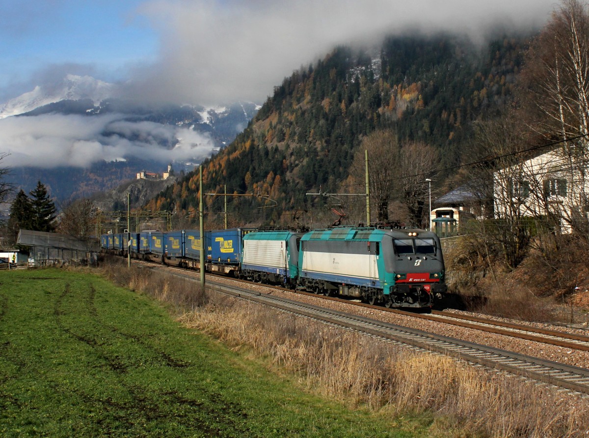 Die E 405 021 und die E 412 013 mit einem KLV-Zug am 16.11.2013 unterwegs bei Campo di Trens.