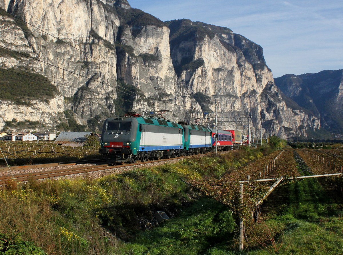 Die E 405 030 und die E 405 023 mit einer RoLa am 24.10.2015 unterwegs bei Mezzolombardo.