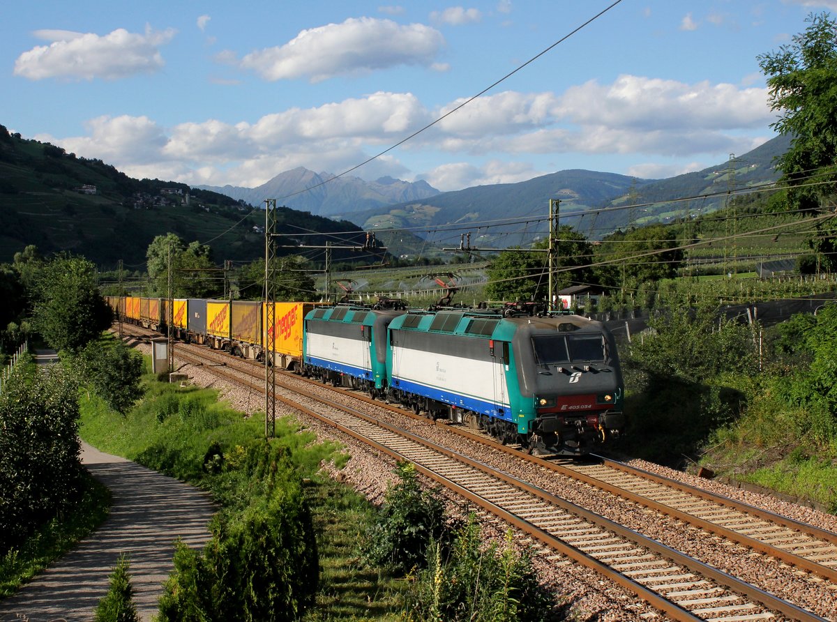 Die E 405 034 und die E 405 024 mit einem KLV-Zug am 09.07.2016 unterwegs bei Albes.