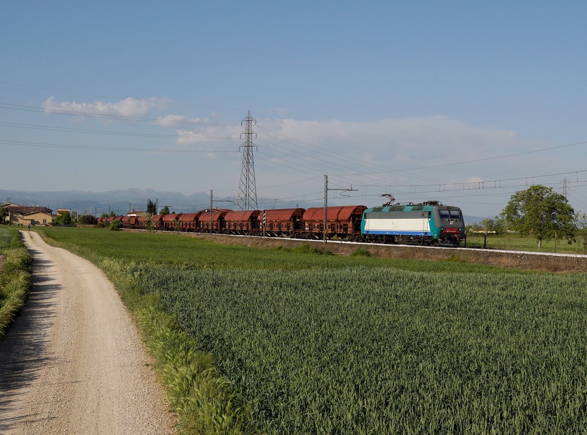 Die E 405 035 mit einem Getreidezug am 20.04.2017 unterwegs bei Villafranca di Verona.