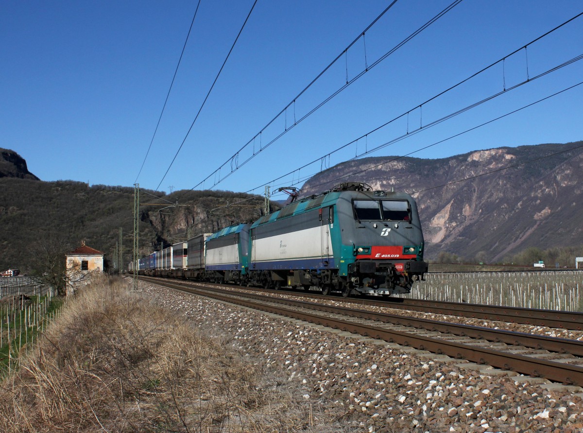 Die E 405 039 und die E 405 020 mit einem KLV-Zug am 28.03.2015 unterwegs bei Ora.