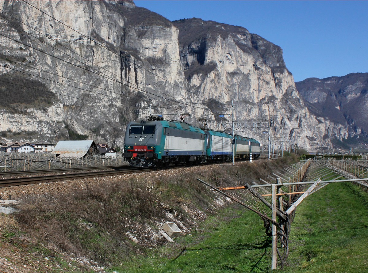 Die E 405 040, die E 412 007, die E 405 025 und die E 405 005 am 28.03.2015 unterwegs bei Mezzolombardo.