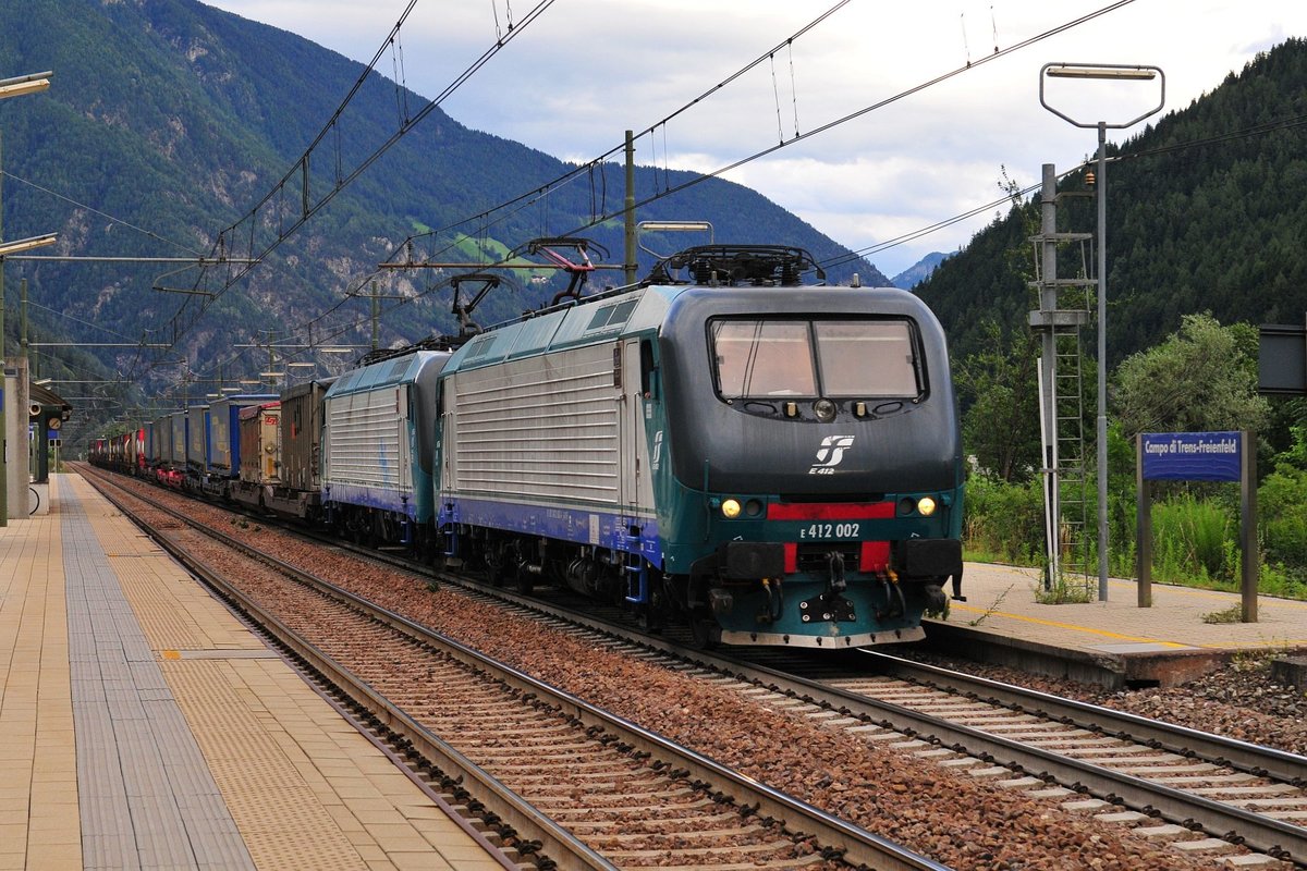 Die E 412 002 der Italienischen Staatsbahn und eine Schwestermaschine vor einem Güterzug am 14.07.17 in Richtung Brenner bei der Durchfahrt am Bahnhof Freienfeld.