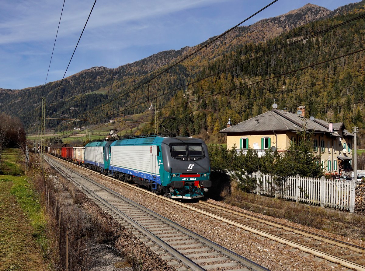 Die E 412 004 und die E 412 020 mit einem Güterzug am 31.10.2017 unterwegs bei Mules.