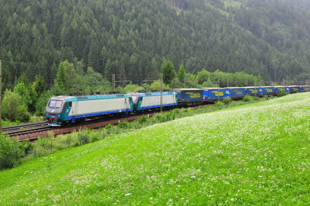 Die E 412 006 der Italienischen Staatsbahn und eine Schwestermaschine vor dem LKW-Walter-Zug vom Brenner kommend kurz vor Gossensass am 15.07.17