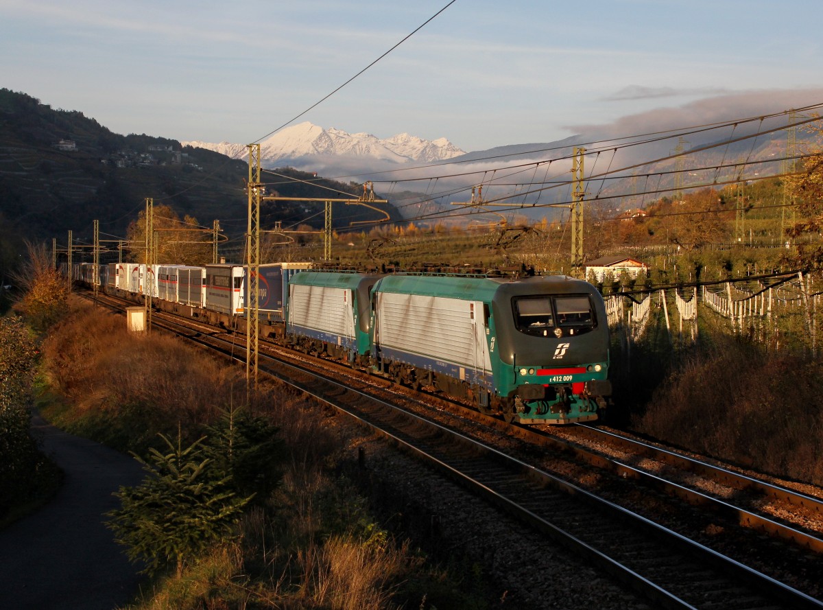 Die E 412 009 und die E 412 007 mit einem KLV-Zug am 16.11.2013 unterwegs bei Albes.
