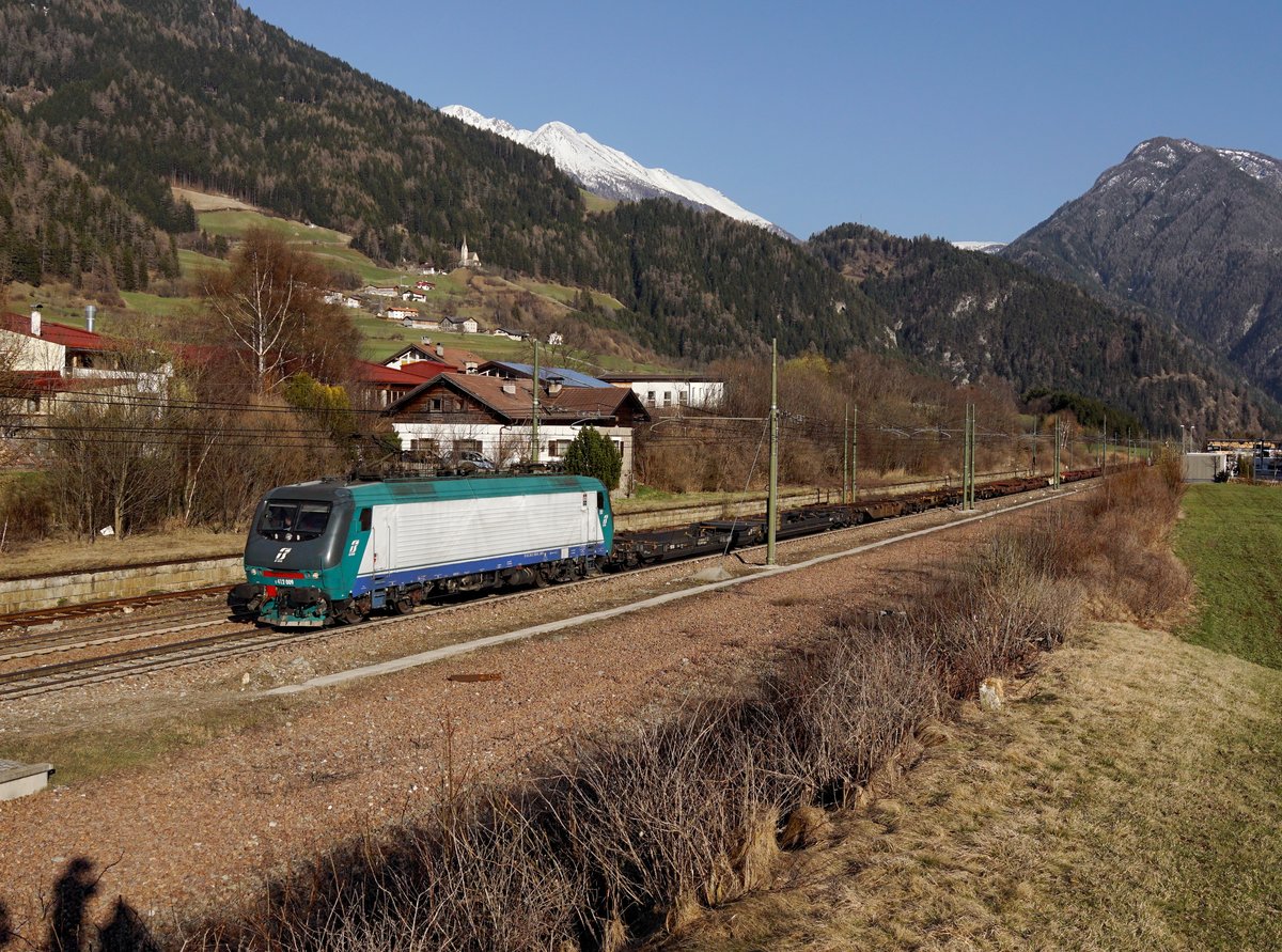 Die E 412 009 mit einem leeren KLV-Zug am 07.04.2018 unterwegs bei Campo di Trens.