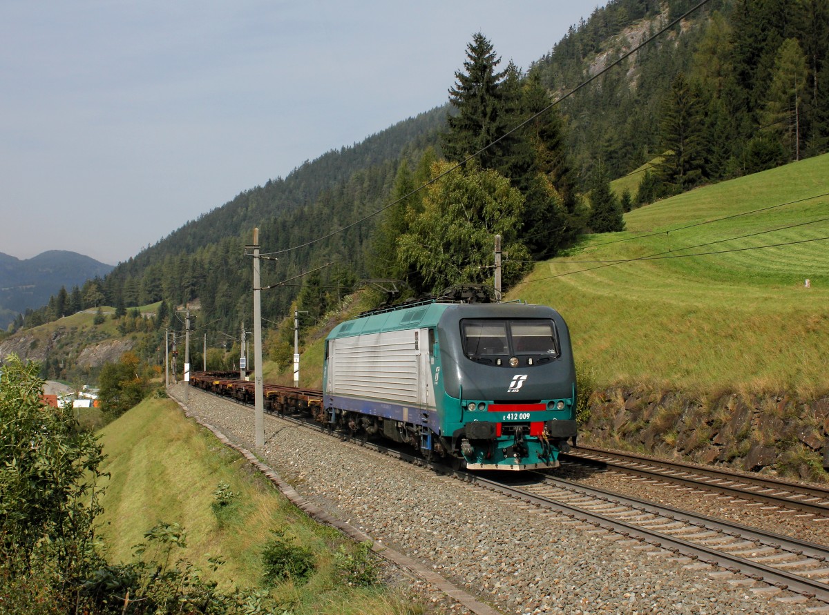 Die E 412 009 mit einem leeren Containerzug am 07.10.2014 unterwegs bei Wolf am Brenner.