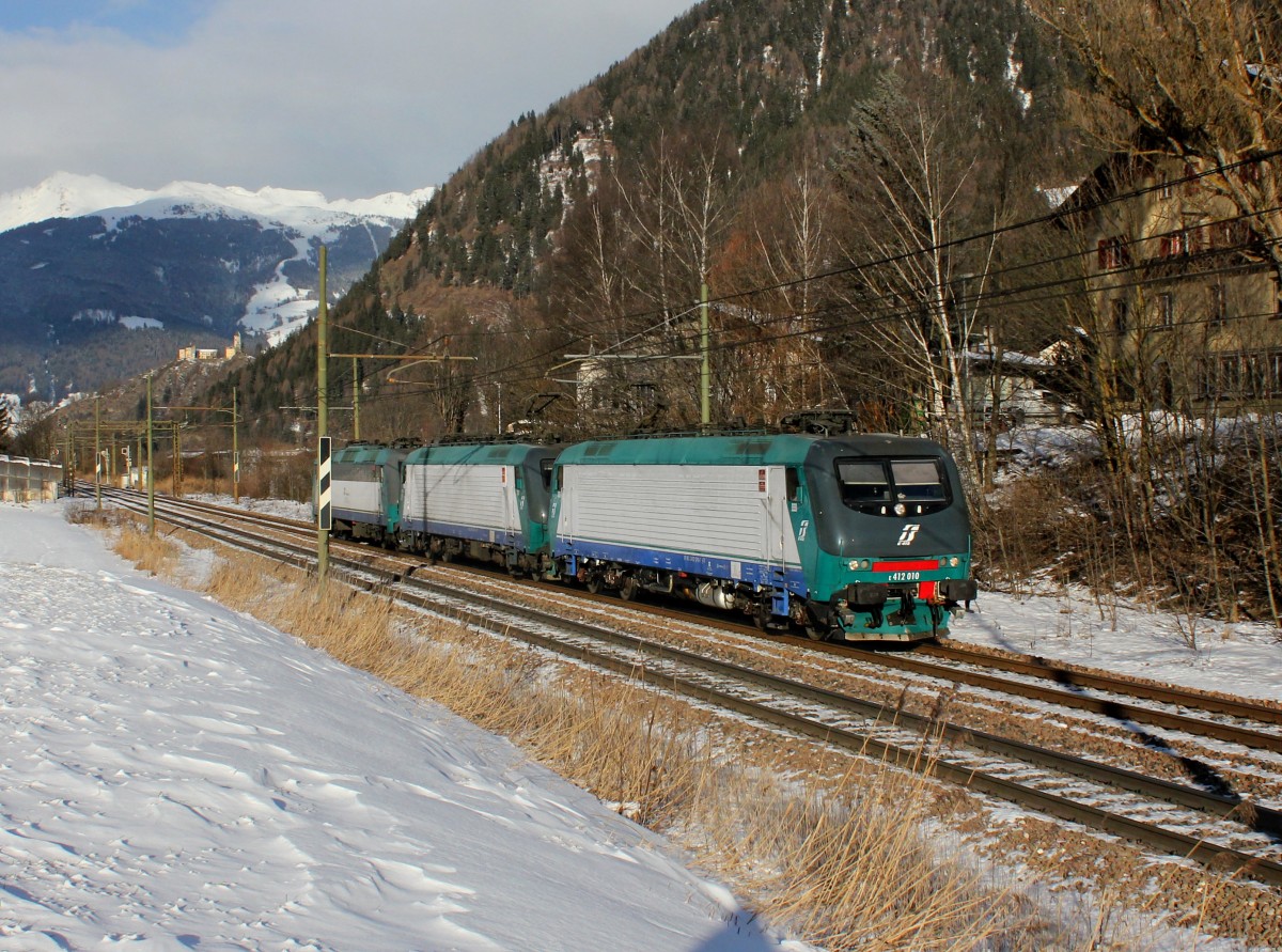 Die E 412 010, die E 412 016 und die E 405 011 am 24.01.2015 unterwegs bei Campo di Trens.