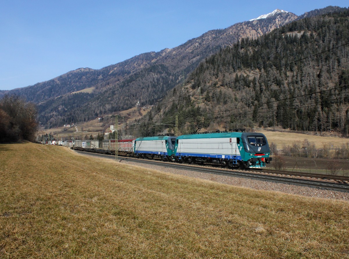 Die E 412 017 und die E 412 013 mit einem KLV-Zug am 06.02.2016 unterwegs bei Mules.
