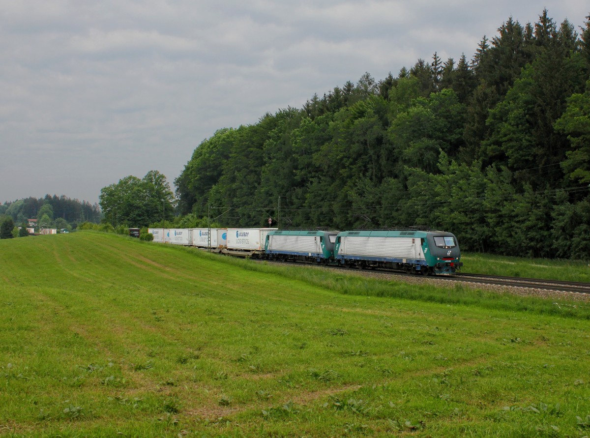 Die E 412 018 und die E 412 013 mit einem KLV-Zug am 31.05.2015 unterwegs bei Hufschlag.