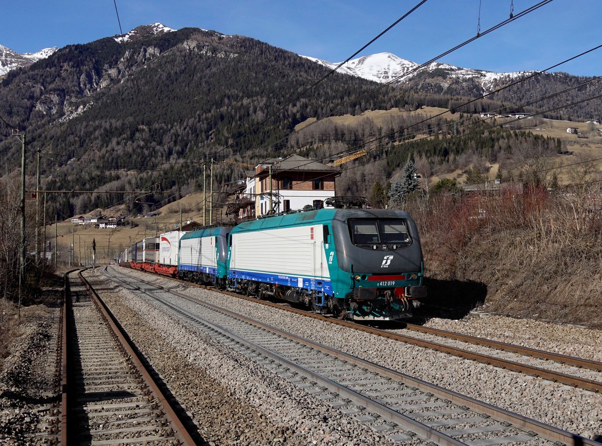 Die E 412 019 und die E 412 001 mit einem KLV-Zug am 25.02.2017 bei der Durchfahrt in Gossensass.