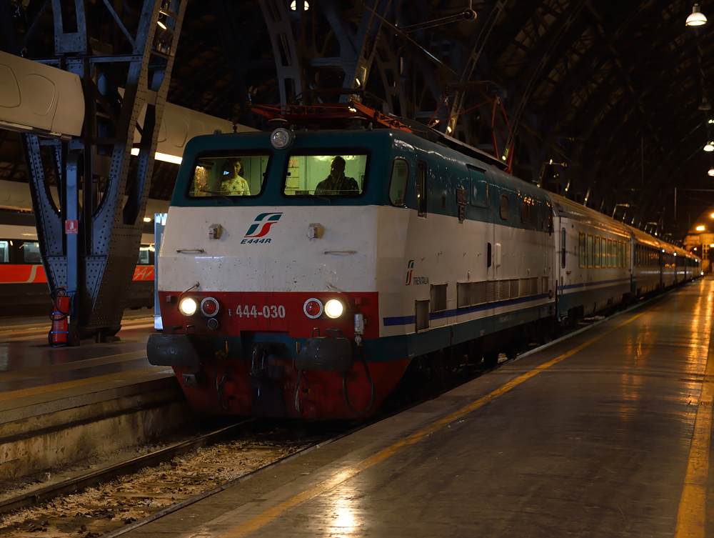 Die E 444 030  Tartaruga  zu Deutsch Schildkrte fhrt am Abend des 14.09.2013 mit dem IC 684 von Grosseto via Genua in den Endbahnhof  Milano Centrale  ein.

Die Baureihe E 444 geniet hnlich wie die deutsche Baureihe 103 in Italien Kultstatus.