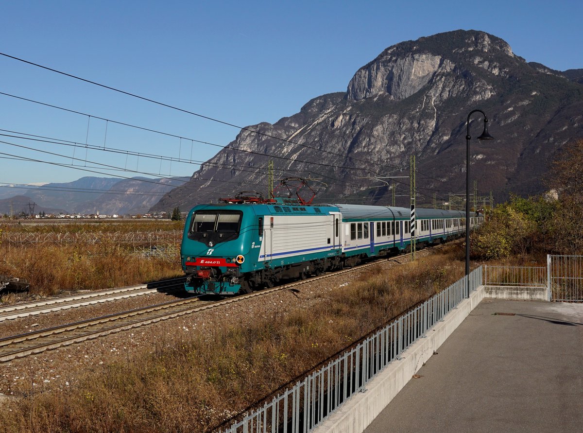 Die E 464 033 mit einem Regionalzug am 18.11.2017 unterwegs bei Salorno.