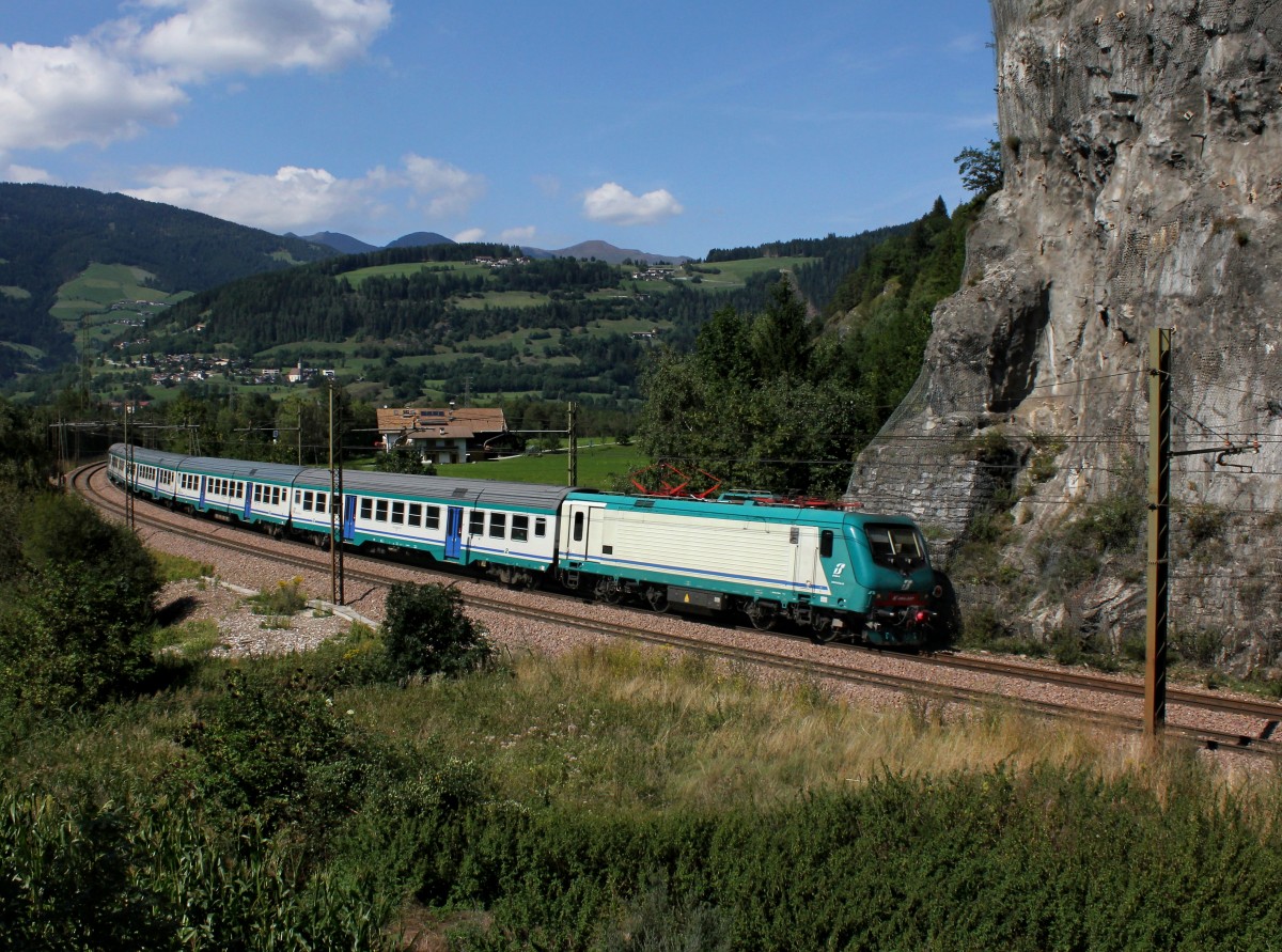 Die E 464 037 mit einem Regionalzug am 31.08.2013 unterwegs bei Sterzing.