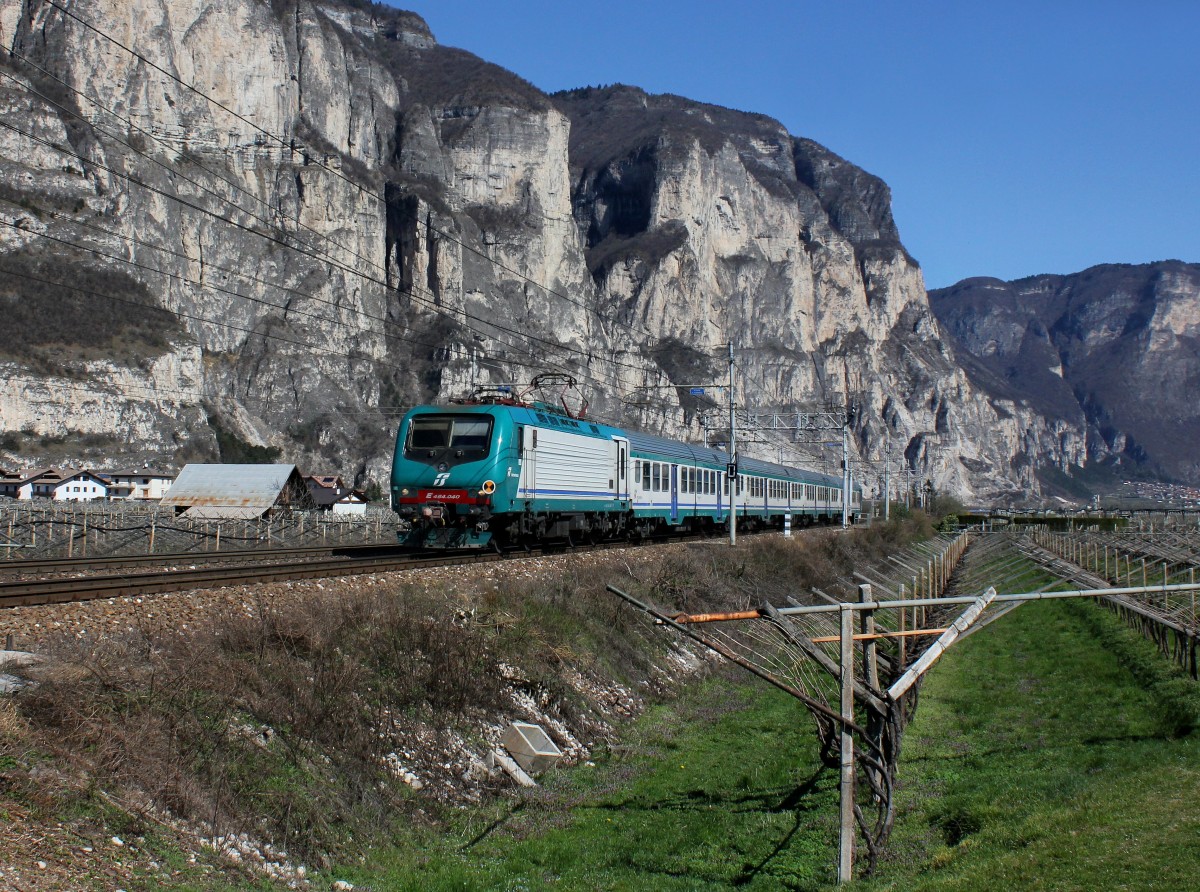 Die E 464 040 mit einem Nahverkehrszug am 28.03.2015 unterwegs bei Mezzolombardo.