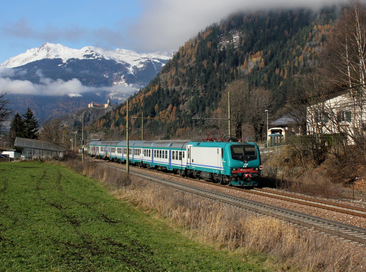 Die E 464 057 mit einem Regionalzug am 16.11.2013 unterwegs bei Campo di Trens.