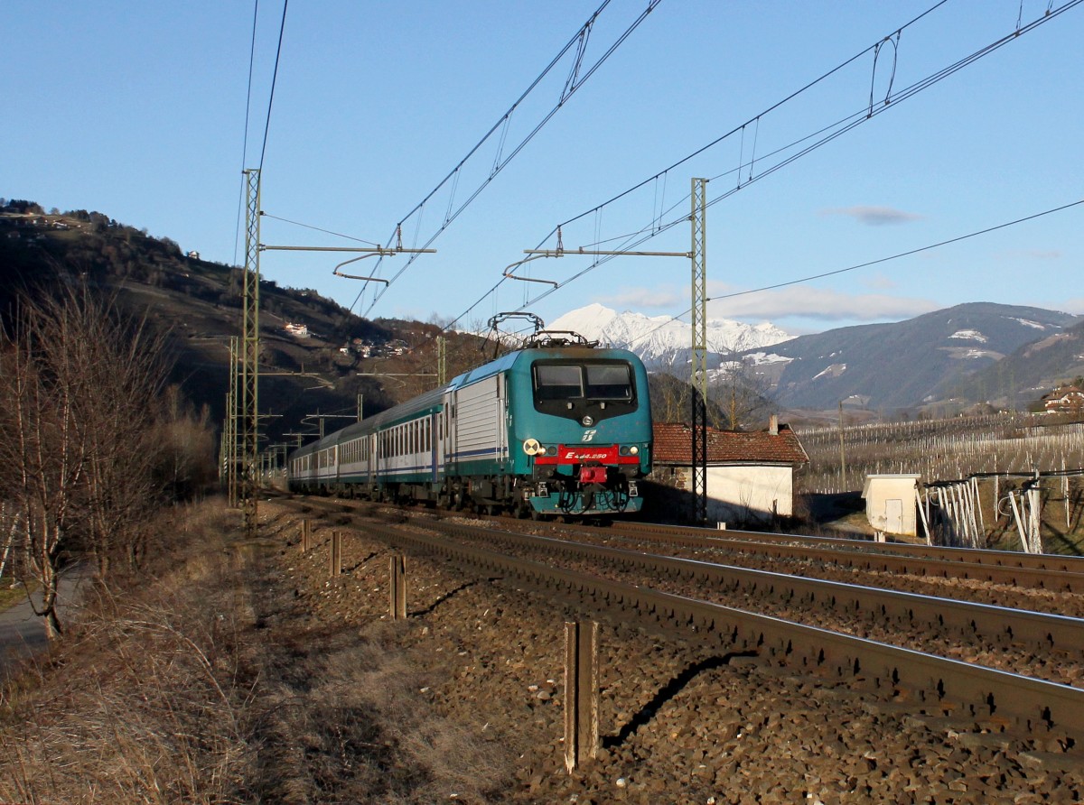 Die E 464 250 mit einem Nahverkehrszug am 24.01.2015 unterwegs bei Albes.