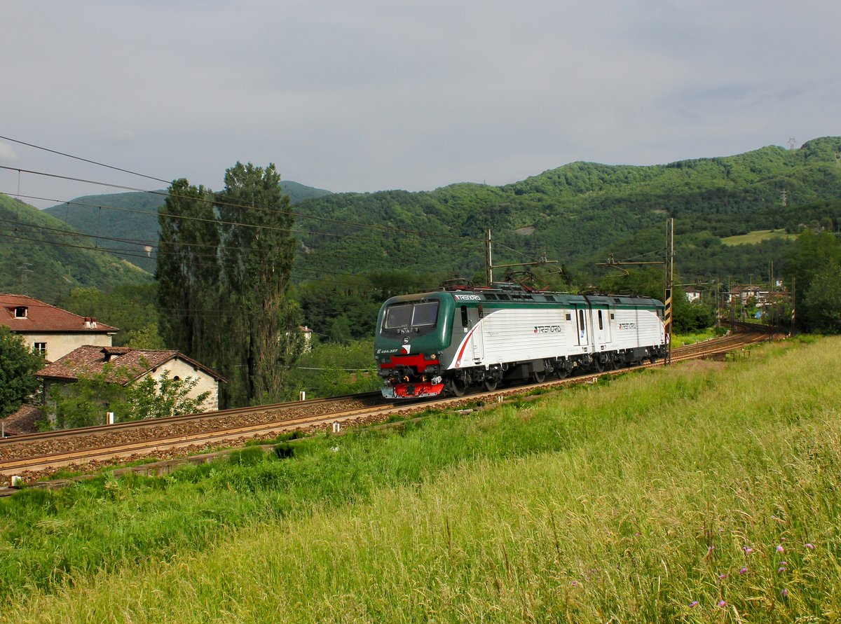 Die E 464 327 und die E 464 293 am 27.05.2016 unterwegs bei Rigoroso.