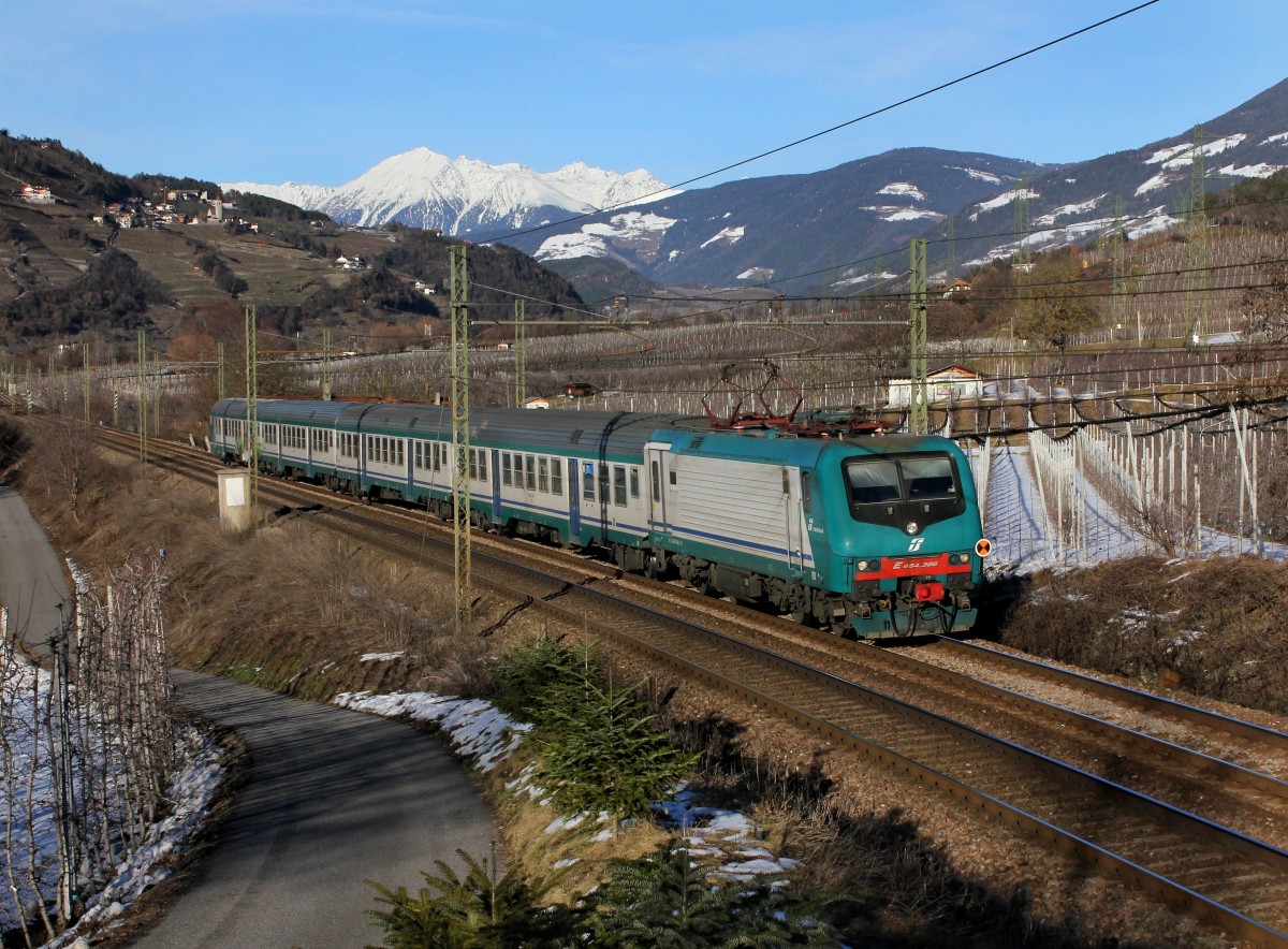 Die E 464 386 mit einem Regionalzug am 25.01.2014 unterwegs bei Albes.