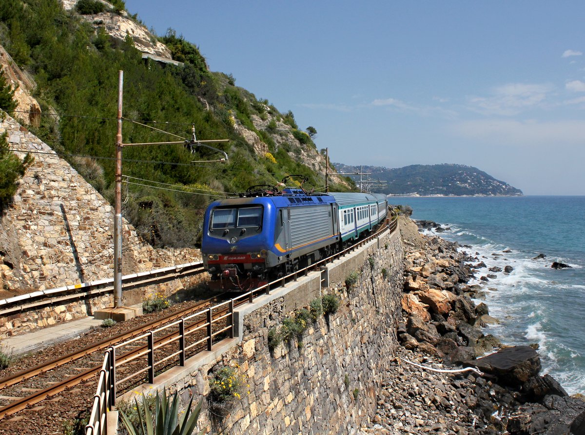 Die E 464 540 mit einem Regionalzug am 27.05.2016 unterwegs bei Cervo.