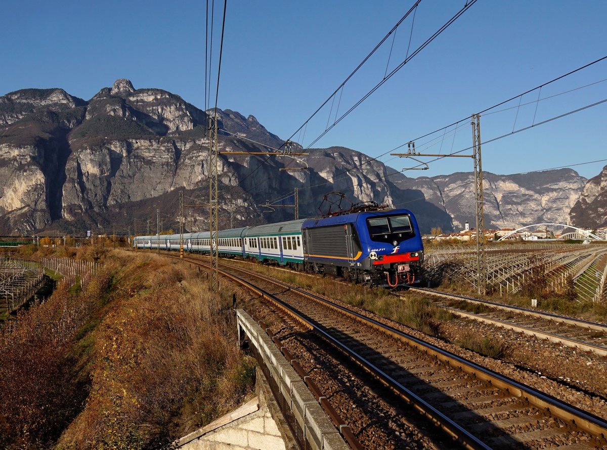 Die E 464 711 mit einem Regionalzug am 18.11.2017 unterwegs bei San Michele all'Adige.