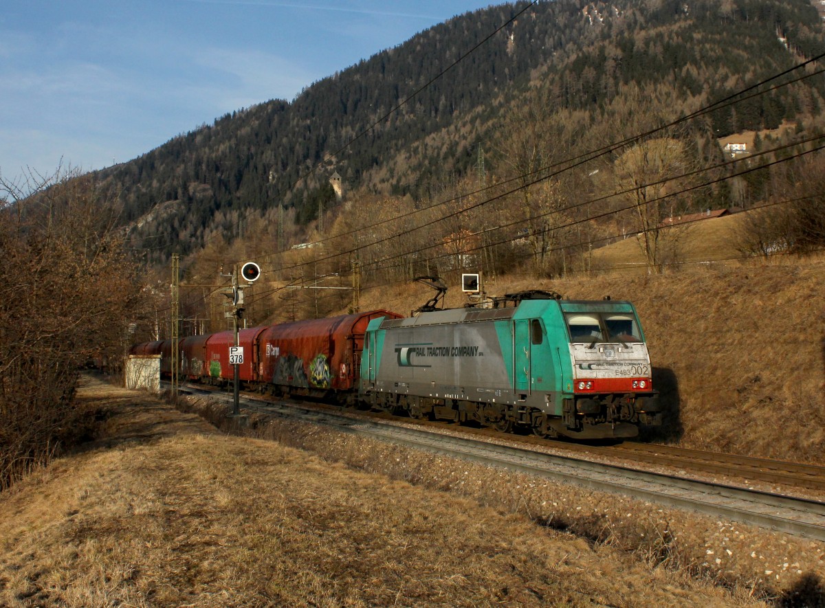 Die E 483 002 mit einem Güterzug am 06.02.2016 unterwegs bei Sterzing.