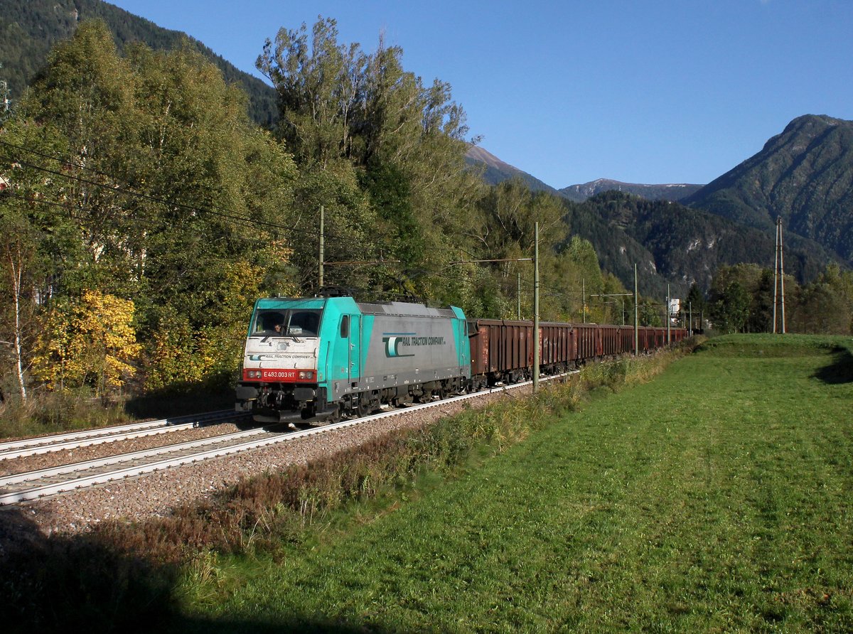 Die E 483 003 mit einem Tonerdezug am 05.10.2016 unterwegs bei Campo di Trens.