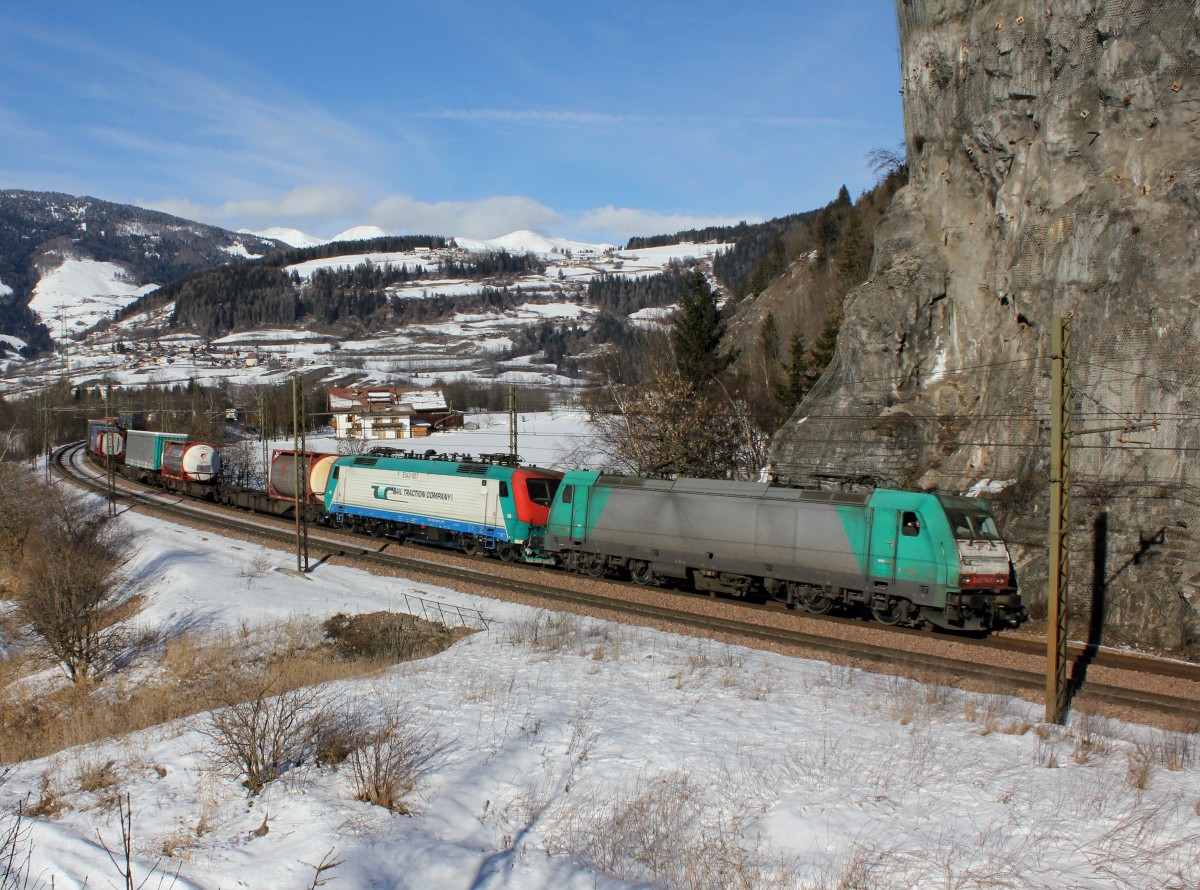 Die E 483 004 und die EU 43 007 mit einem KLV-Zug am 25.01.2014 unterwegs bei Sterzing.