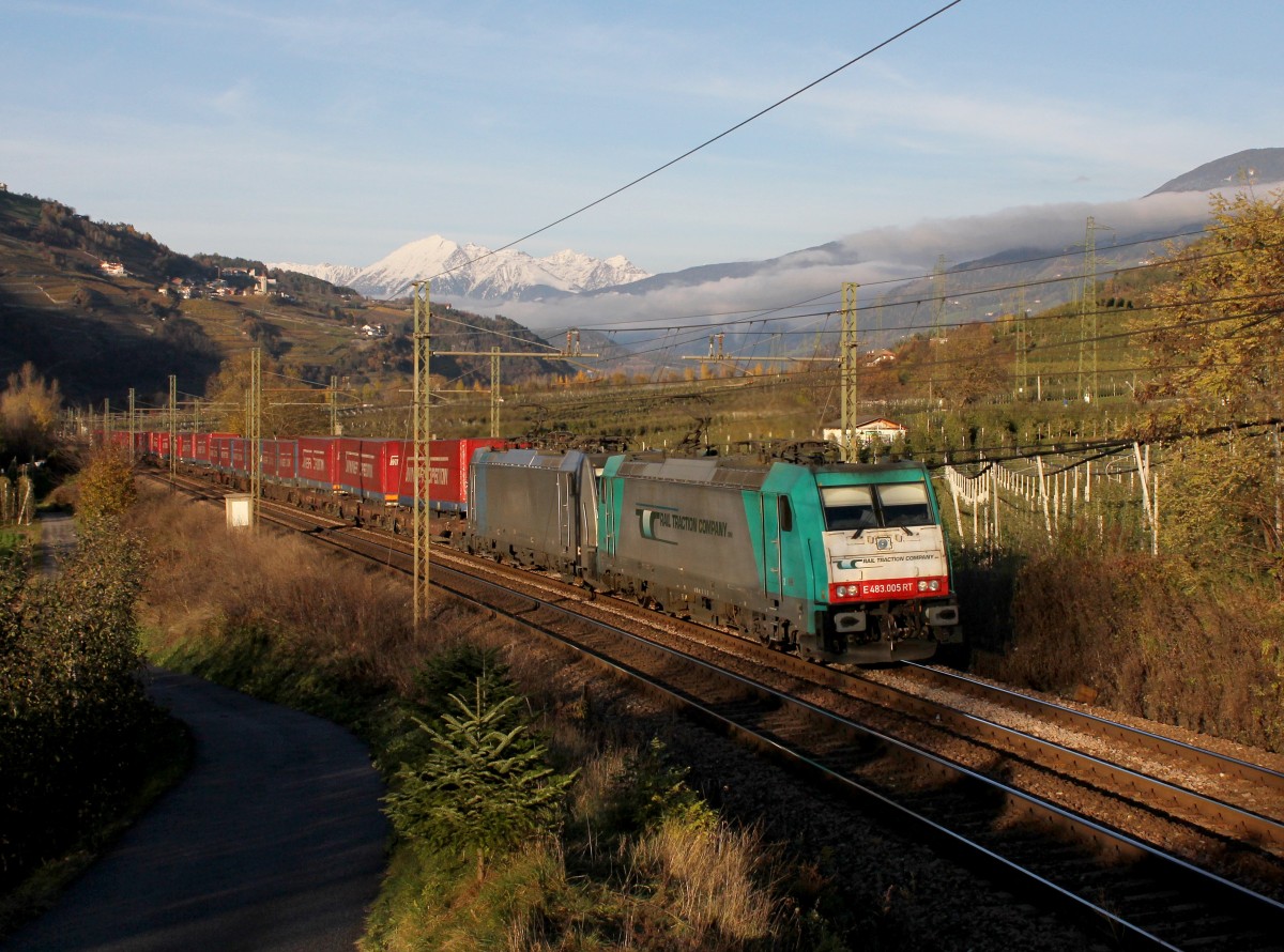Die E 483 005 und die 186 290 mit einem KLV-Zug am 16.11.2013 unterwegs bei Albes.