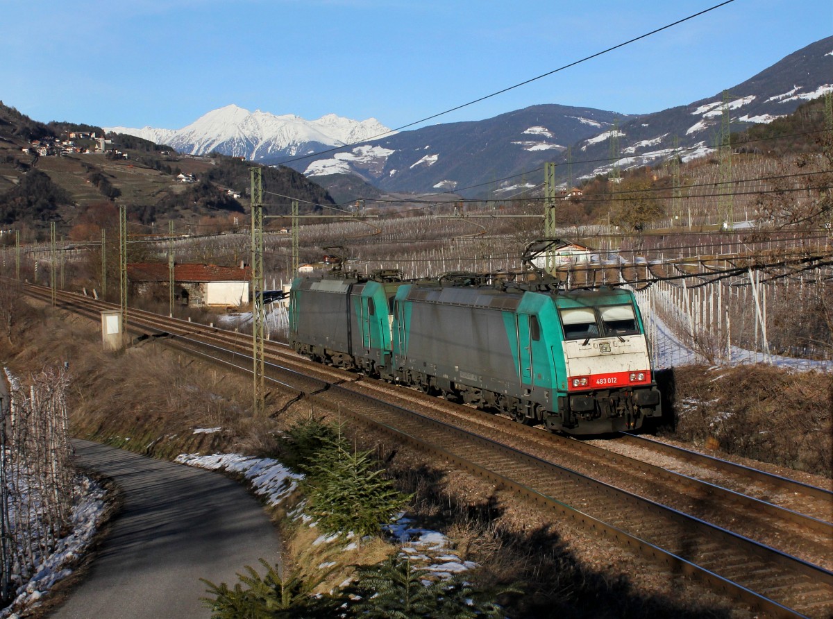 Die E 483 012 und die E 483 011 am 25.01.2014 unterwegs bei Albes.