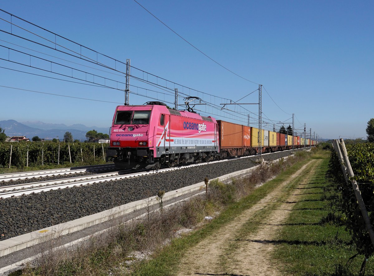 Die E 483 014 mit einem Containerzug am 28.09.2018 unterwegs bei Rovizza.