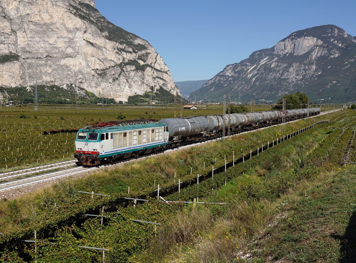 Die E 652 058 mit einem Kesselzug am 25.09.2018 unterwegs bei Salorno.