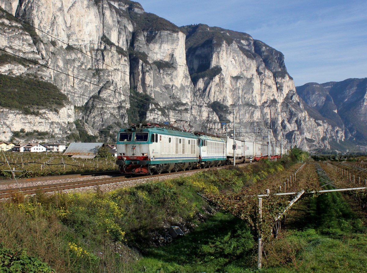 Die E 652 067 und die E 652 122 mit einem KLV-Zug am 24.10.2015 unterwegs bei Mezzolombardo.