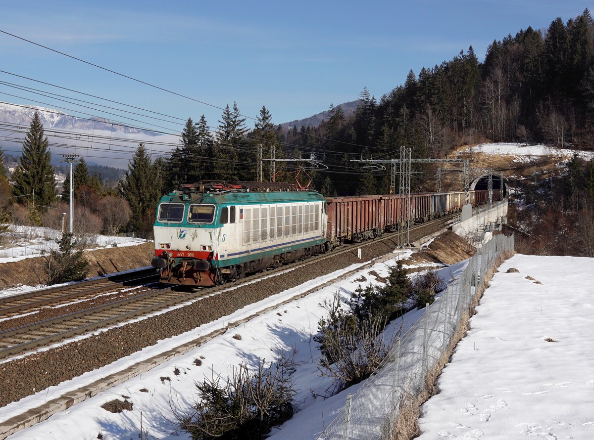 Die E 652 090 mit einem Schrottzug am 20.01.2018 unterwegs bei Tarvisio.