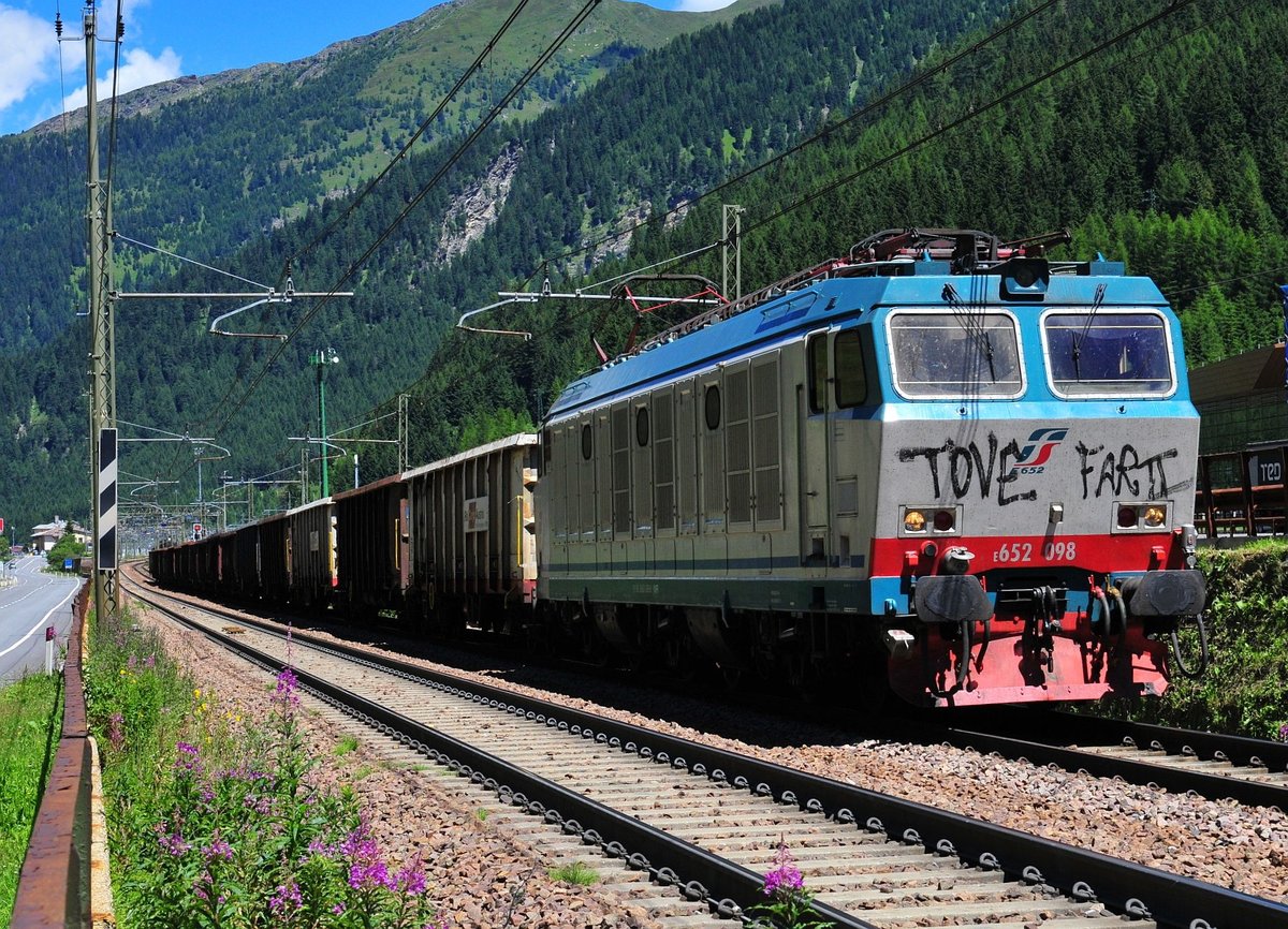 Die E 652 098 der Italienischen Staatsbahn vor einen Güterug bei der Ausfahrt vom Bahnhof Brenner am 22.07.17