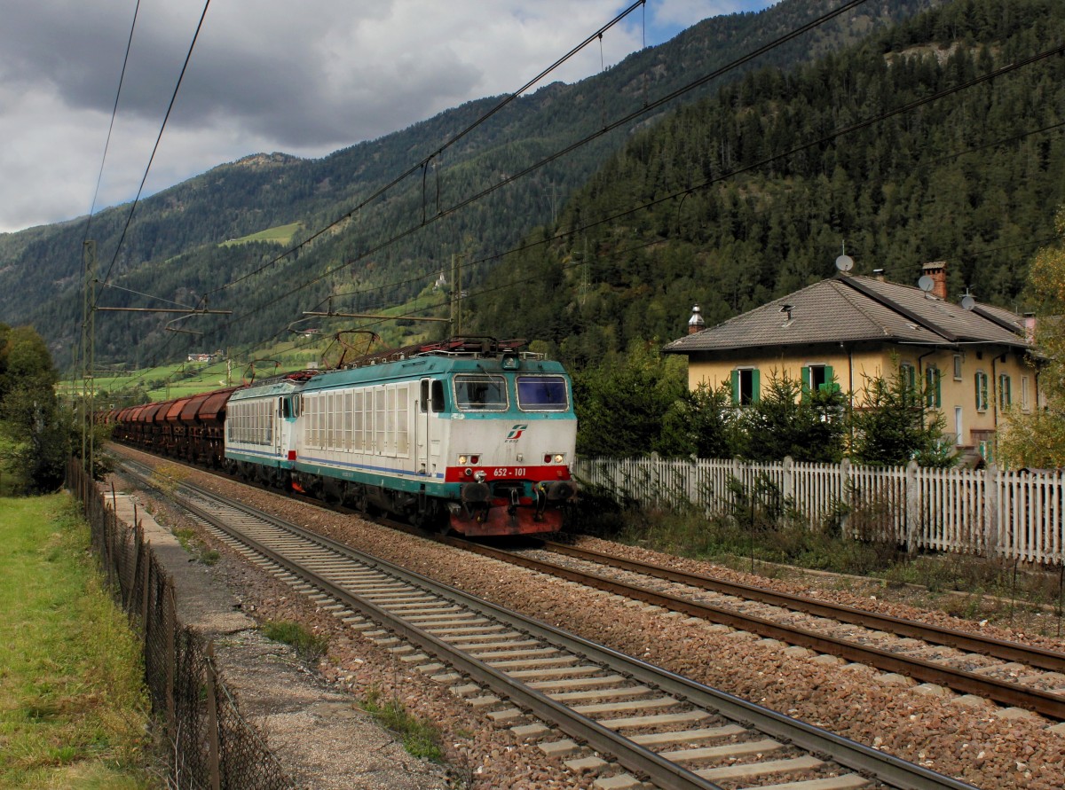 Die E 652 101 und die E 652 068 mit einem Güterzug am 02.10.2014 unterwegs bei Mules.