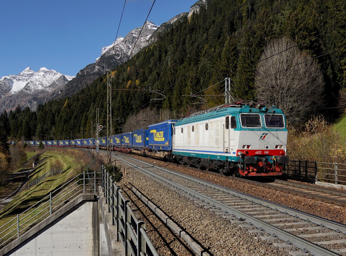Die E 652 144 mit einem KLV-Zug am 31.10.2017 unterwegs bei Gossensass.