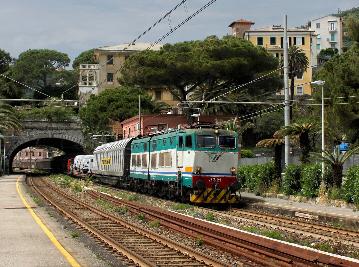 Die E 656 291 mit einem Güterzug am 26.05.2016 bei der Durchfahrt in Zoagli.