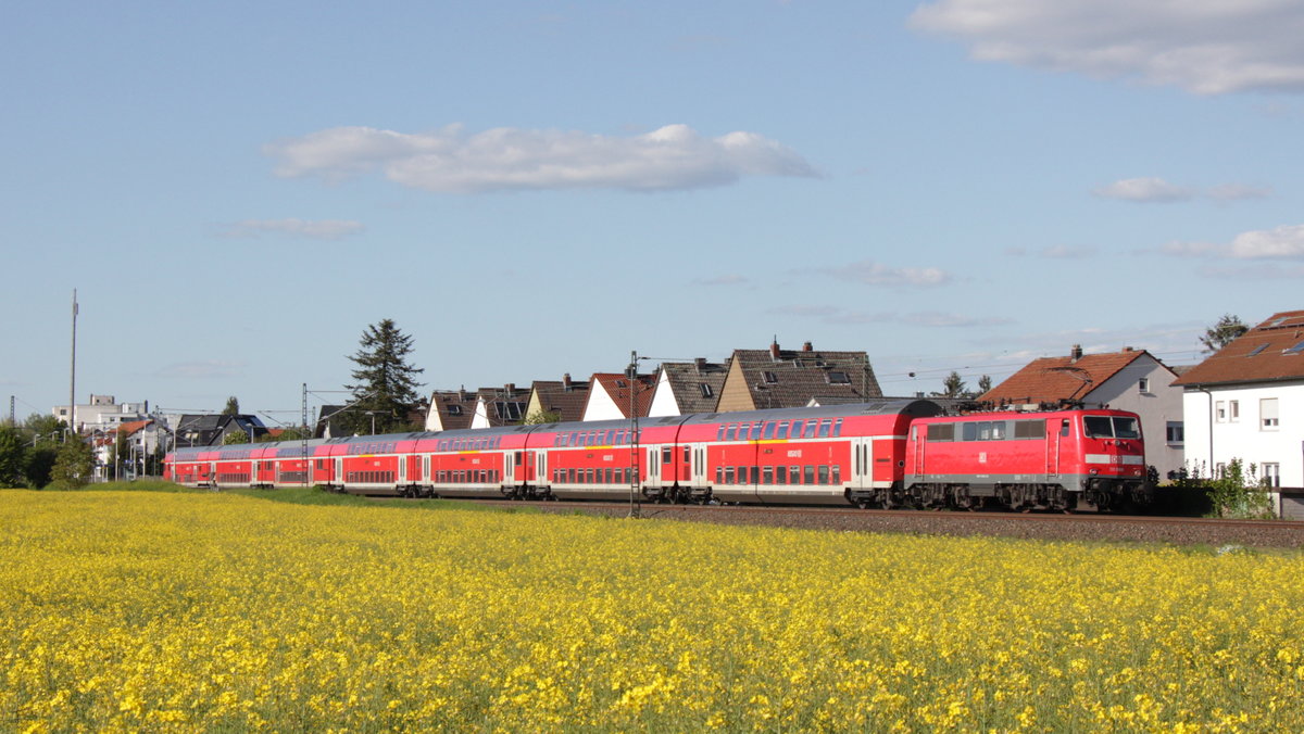 Die E-Lok 111 086 schiebt am Montag, den 13.05.2019 ersatzweise den RE 4178 (Frankfurt 18:01 – Gießen 18:58), hier gerade bei der Durchfahrt in Okarben.