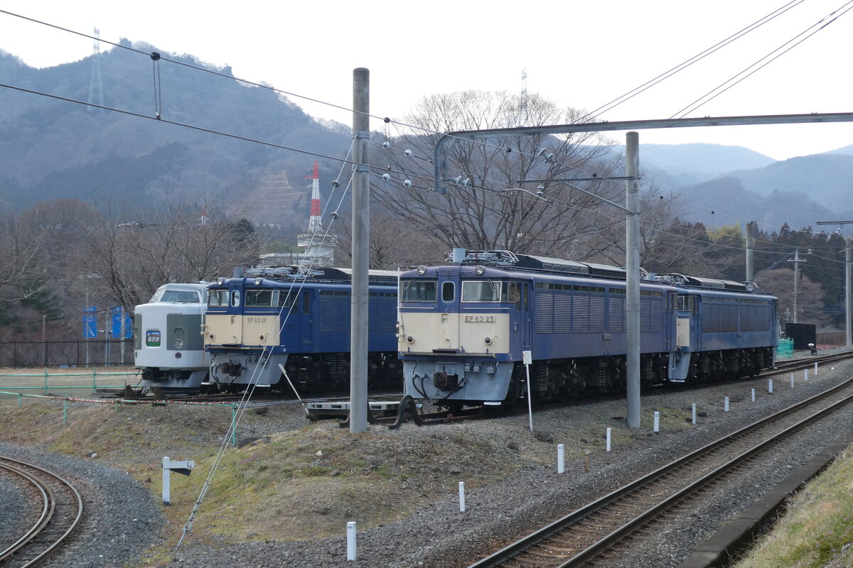 Die E-Lok Baureihe EF63 (rechts das foto), die als Hilfslokomotiven für den Usui-Pass gebaut wurde, und die Baureihe 189 (links das foto), Die Elektrotriebzüge für Schnellzüge zur Kopplung mit der Lokomotive, im 05.03.2023, Usui-Tōge Tetsudō Bunka Mura (Usui Pass Railway Heritage Park)