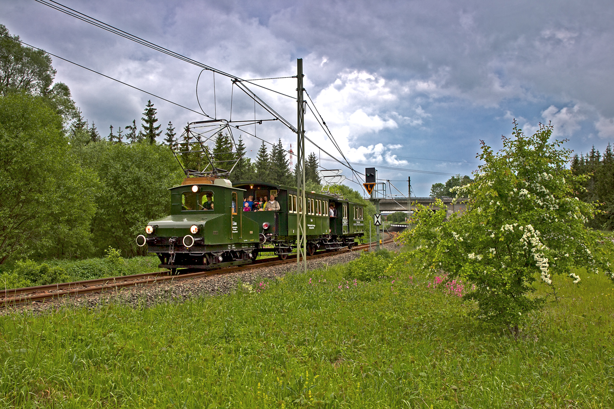 Die E-Lok EL 4  Lina  fährt die Museumsbesucher der Trossinger Eisenbahn  vom Staatsbahnhof wieder die kurze Strecke zurück nach Trossingen Stadt.Bild vom 25.5.2015