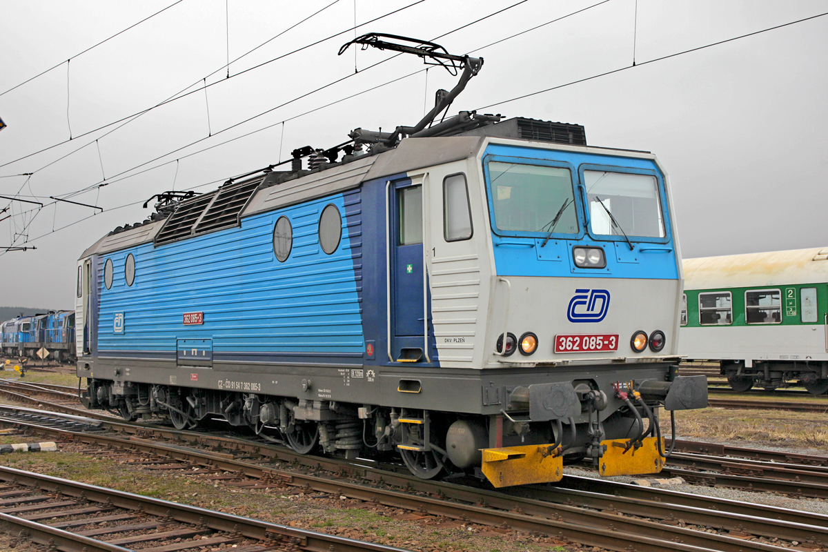 Die E-Lokomotive 362 085-3 in Pilsen wo sie auch beheimatet ist.Bild Februar 2015
