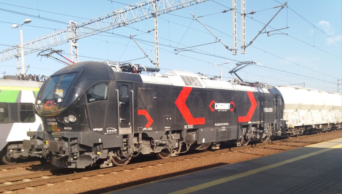 Die E-lokomotive Gama Marathon 111Ed059 Cargounit zur Miete mit Zementowaggons, abfart vom Bf Tłuszcz (25.02.2024).