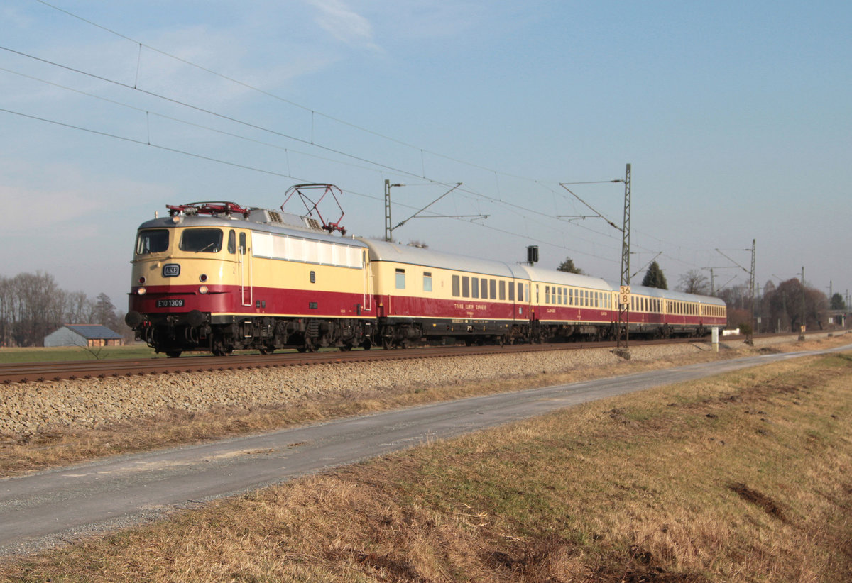 Die E10 1309 mit dem TEE von Pörtschach nach Köln, aufgenommen am 02.01.2017 bei Übersee